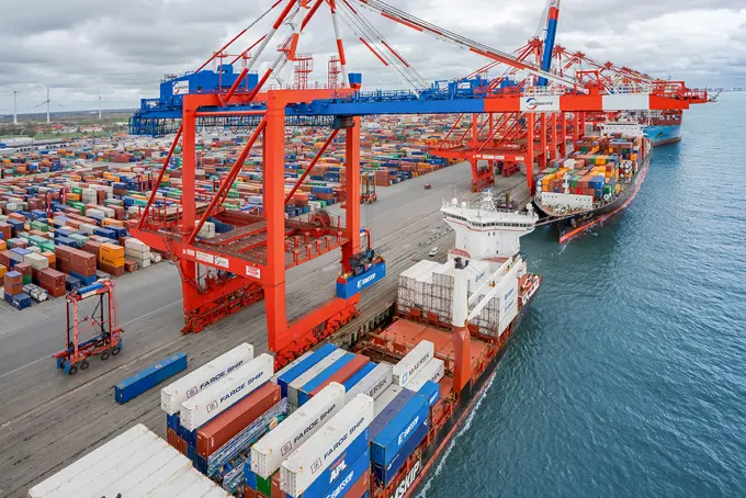 20180425 AVA03822 E Andreas Vallbracht Hamburg Blue Web